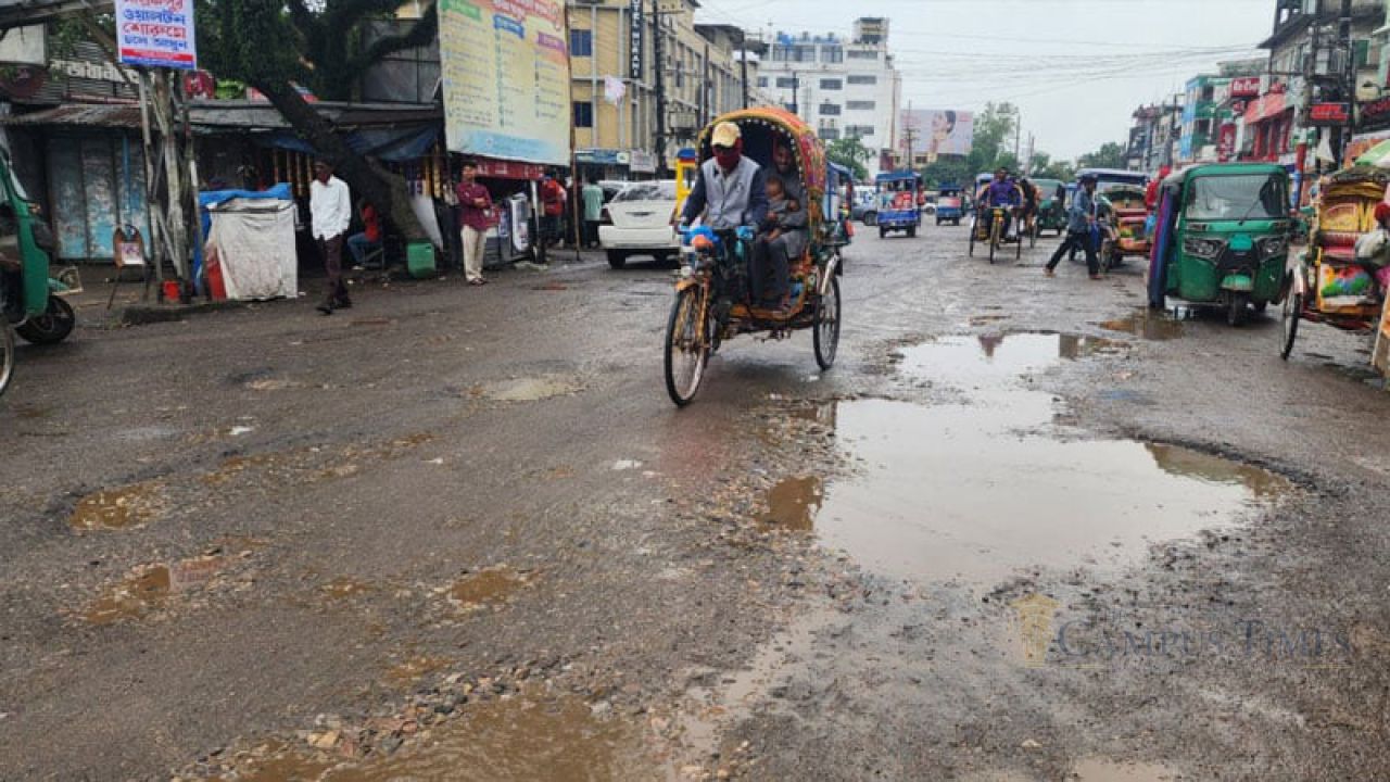 সড়কের কাজে ধীরগতি শহরবাসীর ভোগান্তি