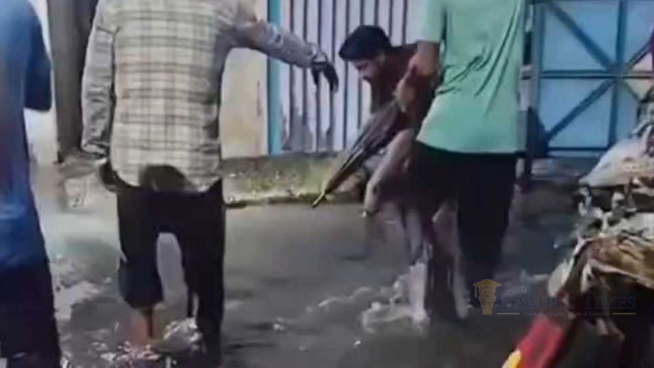 মায়ের হাত থেকে ছিটকে ড্রেনে পড়ে শিশুর মৃত্যু