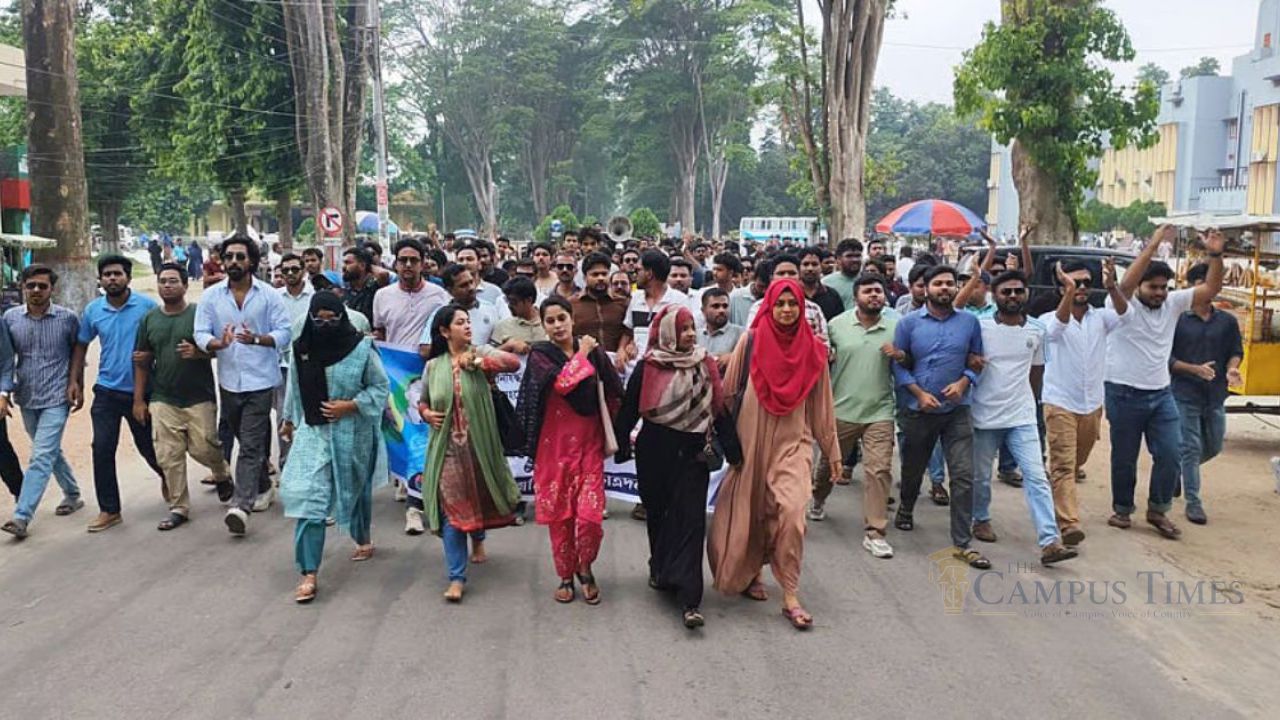 ছাত্রলীগ ধরিয়ে দিলে ১০ হাজার টাকা পুরস্কার ঘোষণা রাবি ছাত্রদলের