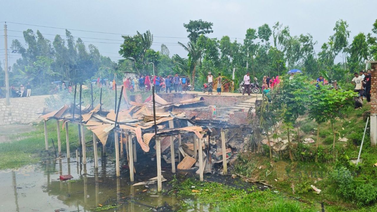 গাইবান্ধায় শিশু ধর্ষণের অভিযোগে রেস্তোরায় আগুন দিলো বিক্ষুব্ধ জনতা