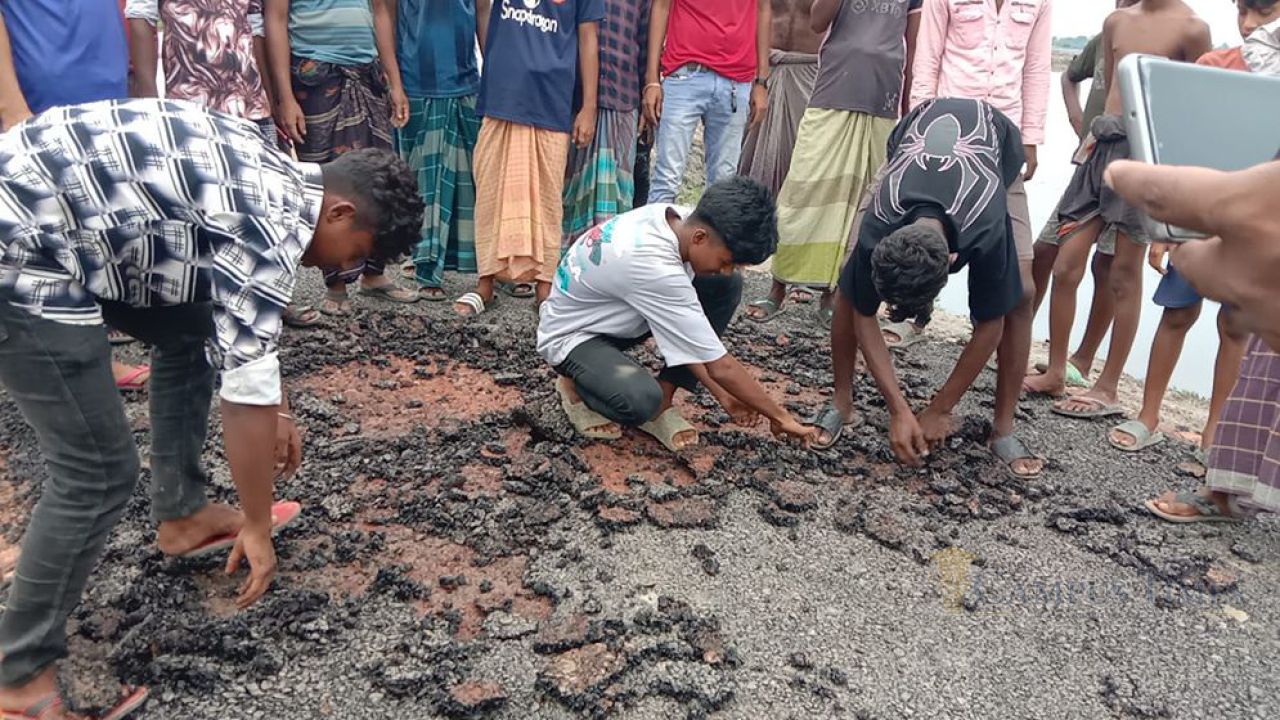 হাত দিয়ে টানলেই উঠে আসছে সড়কের পিচঢালাই!