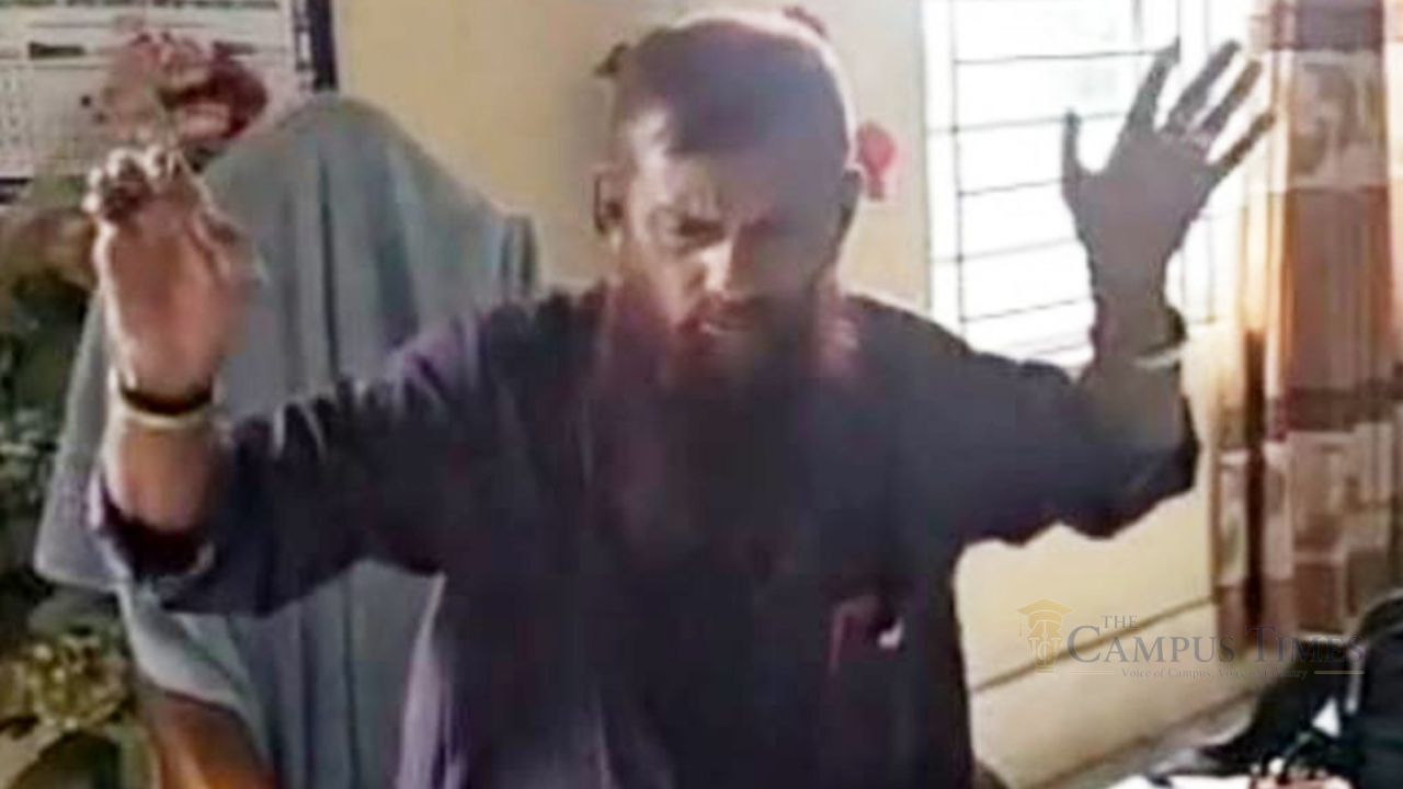 বিদ্যালয়ের কক্ষে মদ্যপ অবস্থায় প্রধান শিক্ষক, ভিডিও ছড়িয়ে পড়তেই শোকজ