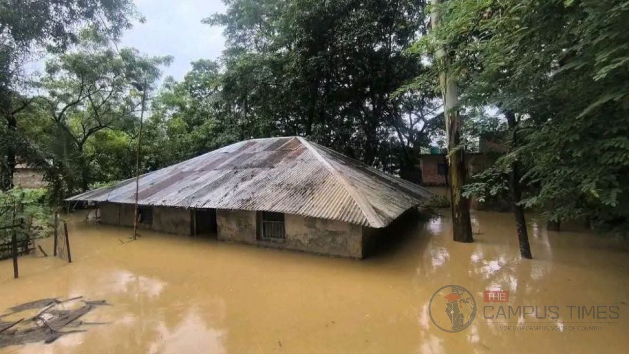 বাঁশখালীতে বন্যায় পানিবন্দি ২ লাখ মানুষ, পানি ও খাদ্যসংকট চরমে