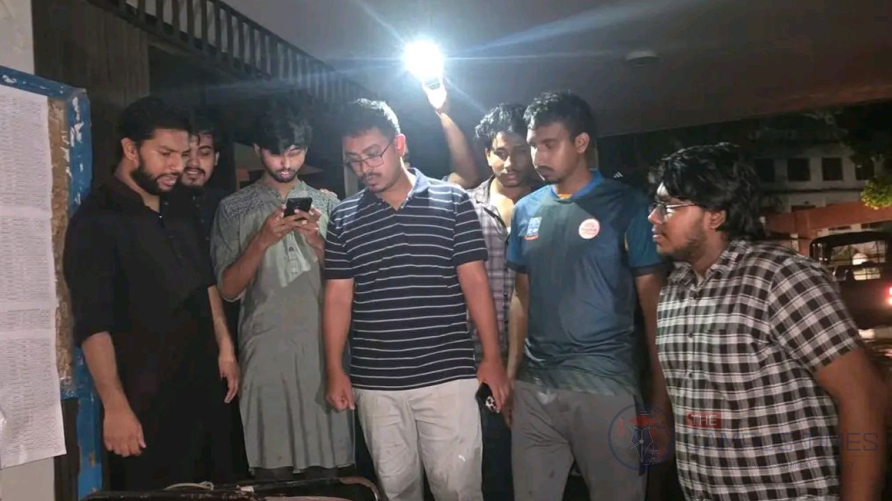 অতিবৃষ্টিতে বিদ্যুৎ বিচ্ছিন্ন কুয়েত মৈত্রী ও ফজিলাতুন্নেছা হল, ডাকসুর উদ্যোগে জেনারেটর সেবা