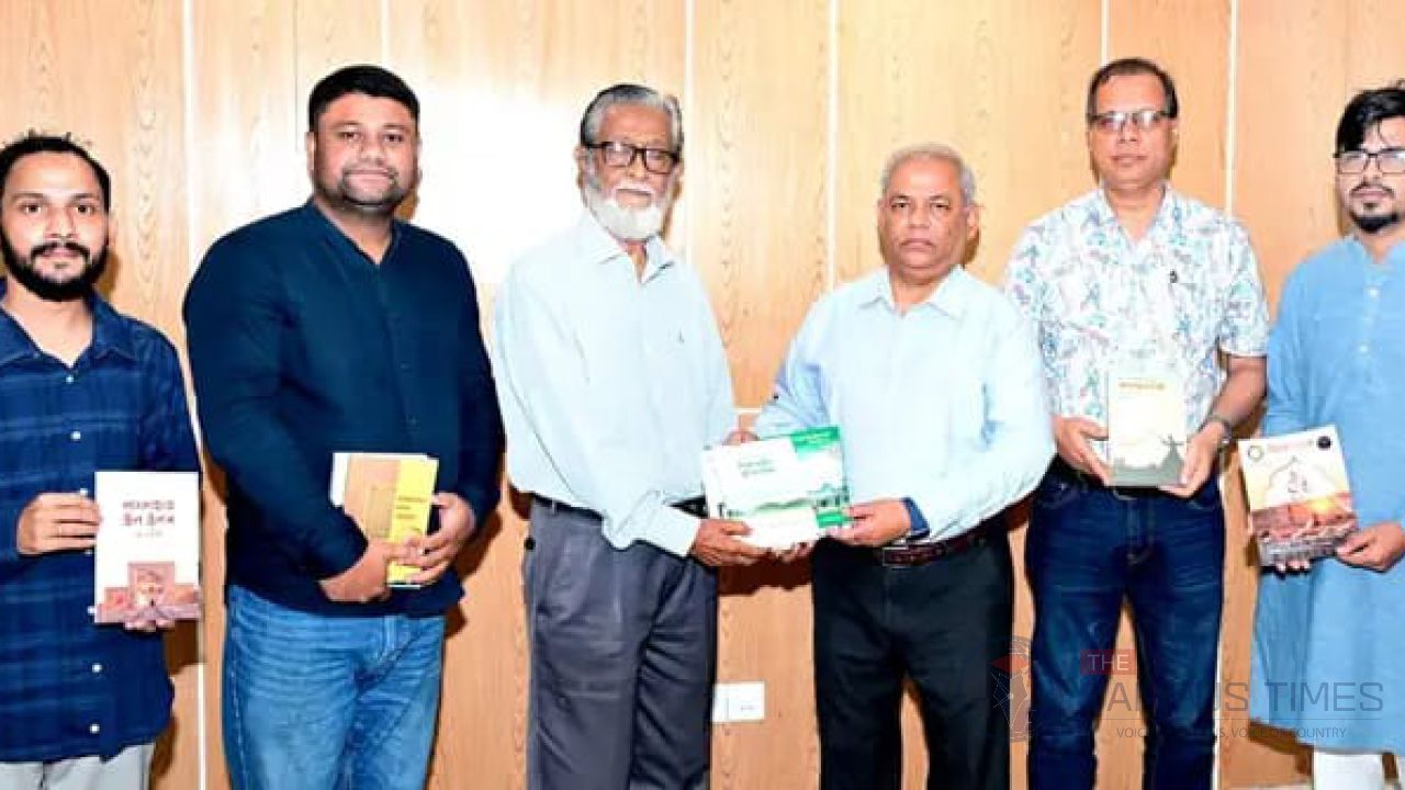 চবি উপাচার্যের সঙ্গে জিয়াউল হক মাইজভান্ডারি ট্রাস্টের নেতৃবৃন্দের সৌজন্য সাক্ষাৎ
