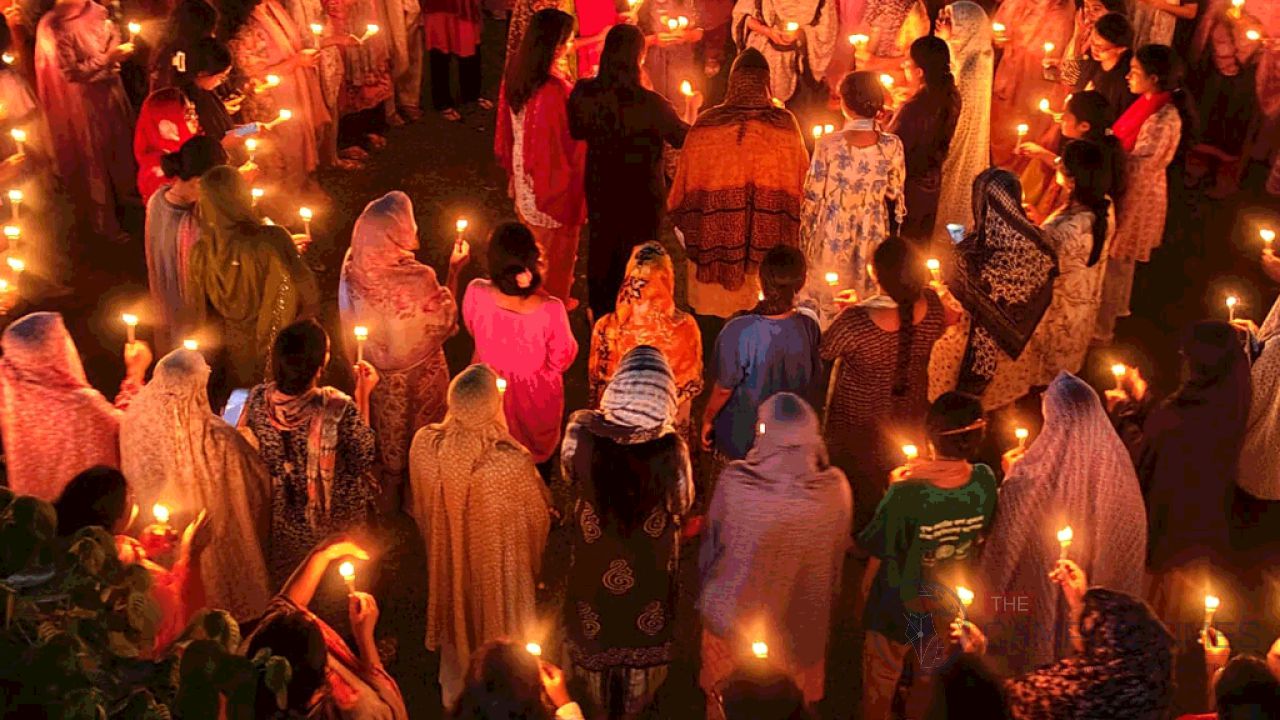 জুলাই শহীদদের স্মরণে ঢাবির কুয়েত মৈত্রী হলে নারী শিক্ষার্থীদের মোমবাতি প্রজ্বলন