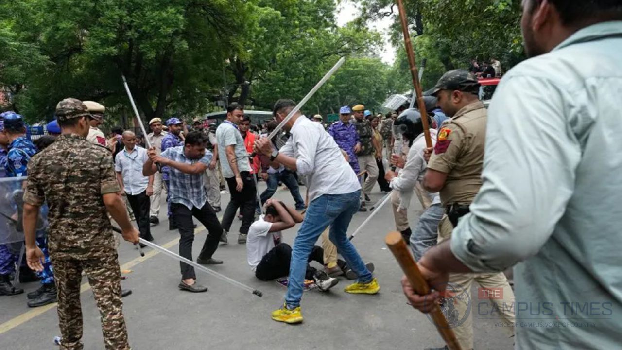 সাদা পোশাক পরে শিক্ষার্থীদের পেটাচ্ছে পুলিশ
