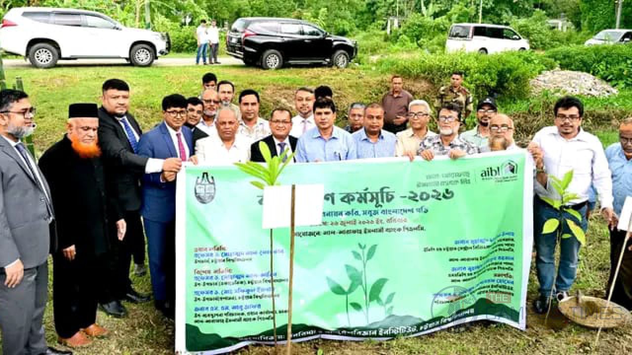 ইন্ডাস্ট্রি-একাডেমিয়া মেলবন্ধনে বিশ্ববিদ্যালয় প্রাঙ্গণে বৃক্ষরোপণ সম্পন্ন