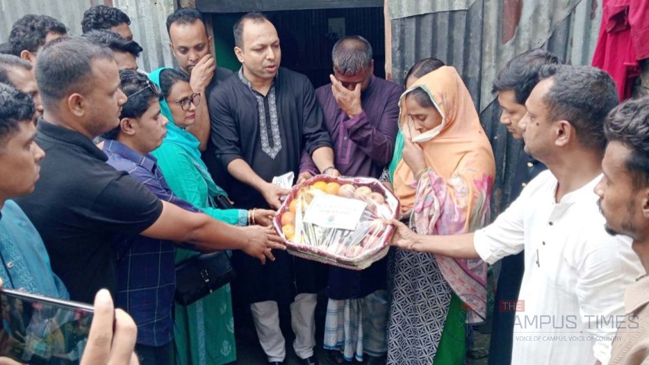 প্রধানমন্ত্রীর উপহার পেয়ে কান্নায় ভেঙে পড়লেন শহীদ বিপ্লবের বাবা-মা