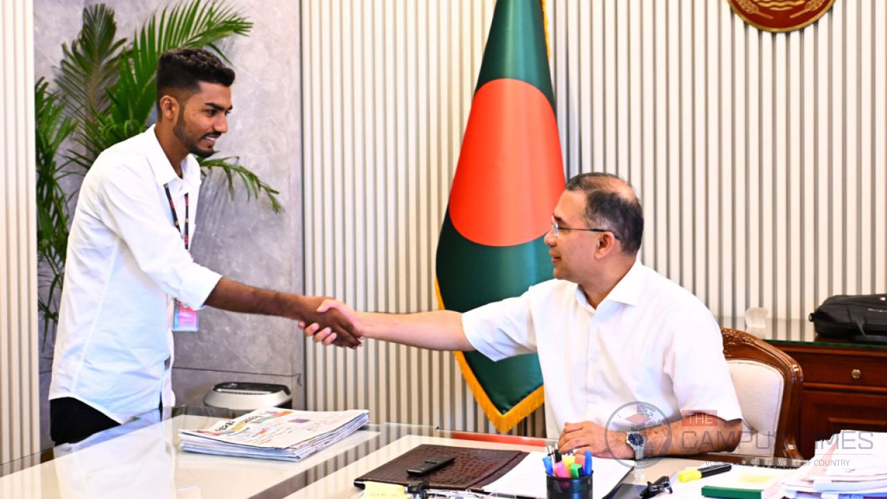 রক্তমাখা পতাকা প্রধানমন্ত্রীর হাতে তুলে দিলেন জুলাই আন্দোলনে আহত শেখ আজিজুর