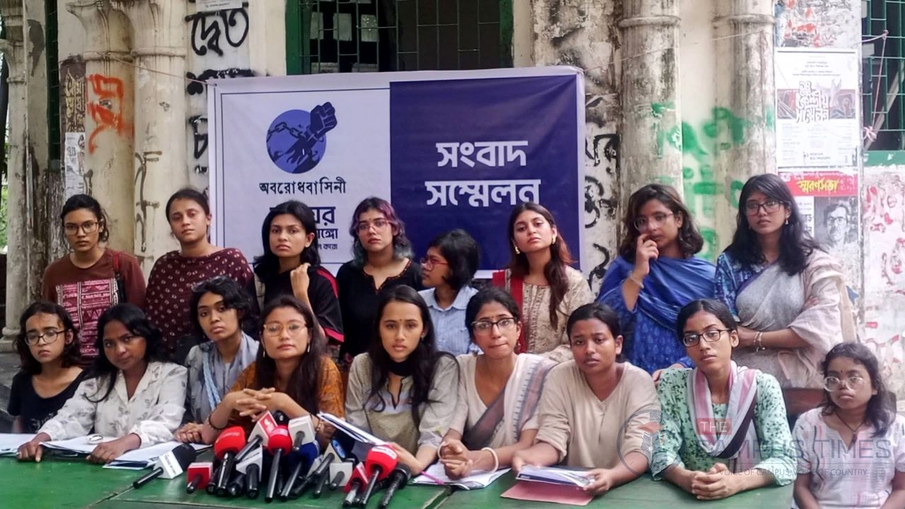 ঢাবির ছাত্রী হলে ‘সান্ধ্য আইন’ বাতিলের দাবি জানিয়েছে ‘অবরোধবাসিনী’