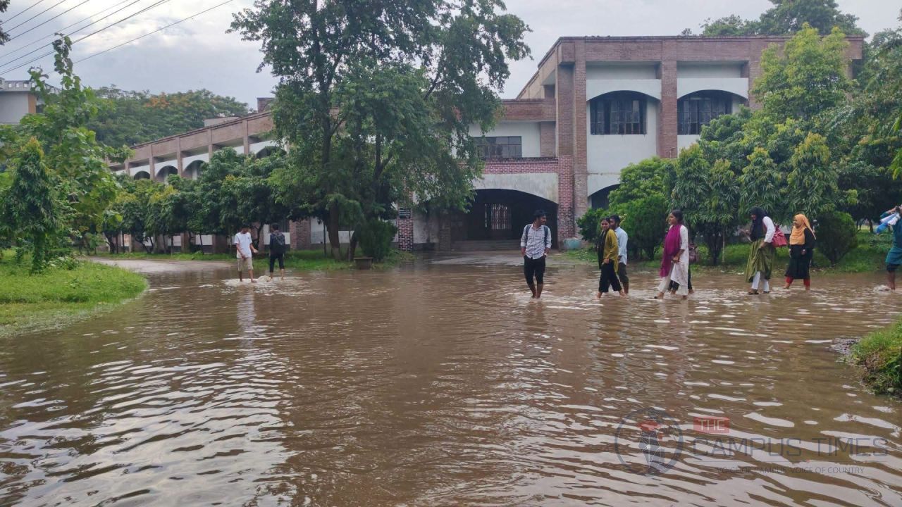 সামান্য বৃষ্টিতে ইবিতে জলাবদ্ধতা, ভোগান্তিতে শিক্ষার্থীরা