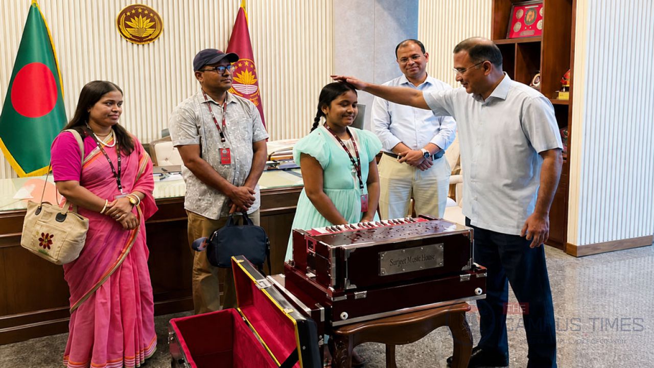 প্রধানমন্ত্রীর সঙ্গে দেখা, হারমোনিয়াম উপহার পেল অনুশ্রী