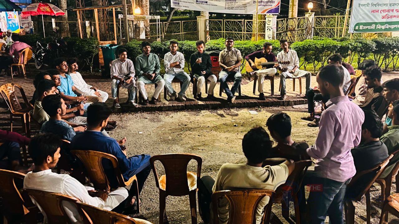 ইবিতে জুলাই বিপ্লবের ২য় বর্ষপূর্তি উপলক্ষে সম্মিলিত কন্ঠে গান