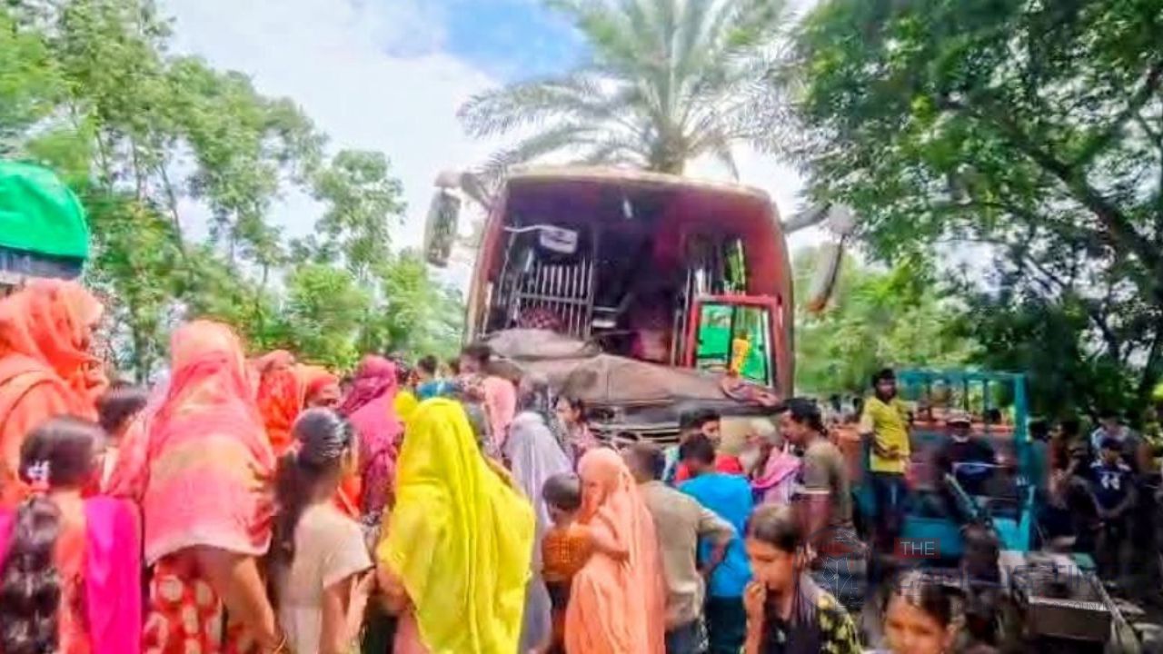 নাটোরে যাত্রীবাহী বাস ও গরুবাহী টেম্পুর সংঘর্ষে নিহত ৩