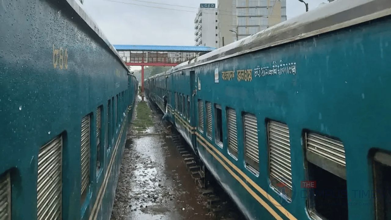 বৃষ্টির পানিতে রেললাইন ডুবে চবির দুই শাটল ট্রেন আটকে, ভোগান্তিতে শিক্ষার্থীরা