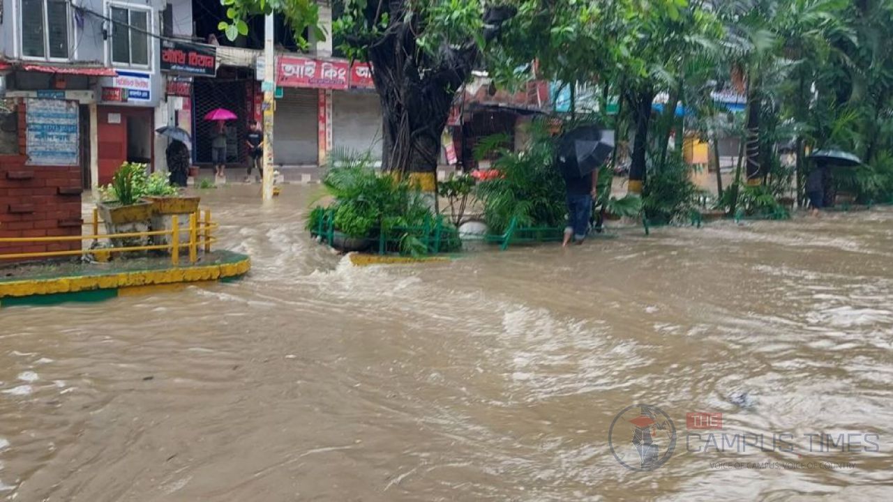চট্টগ্রামে ভারি বর্ষণ, সড়কে কোমর সমান পানি