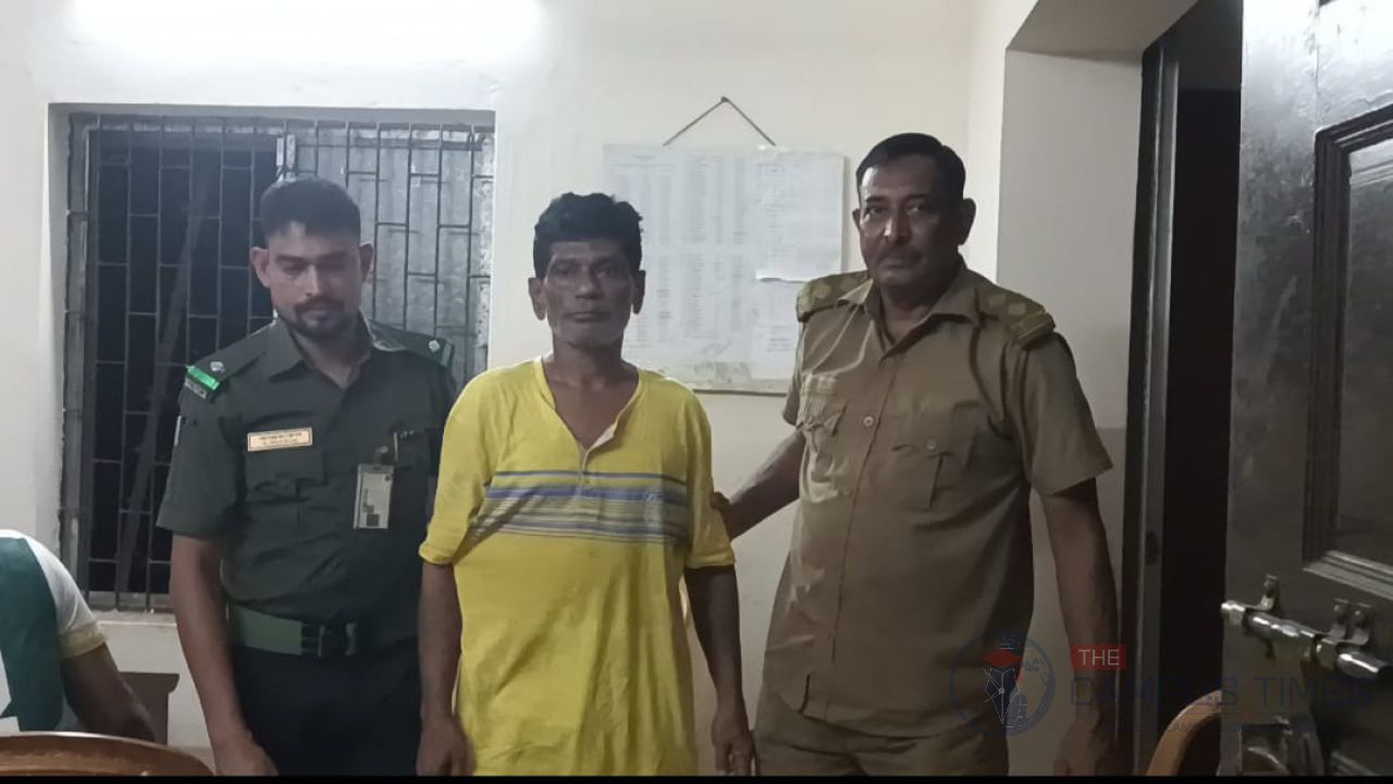 জাবিতে গাঁজাসহ বহিরাগত আটক, কর্মচারীদের সম্পৃক্ততার দাবি জাকসু সদস্যের