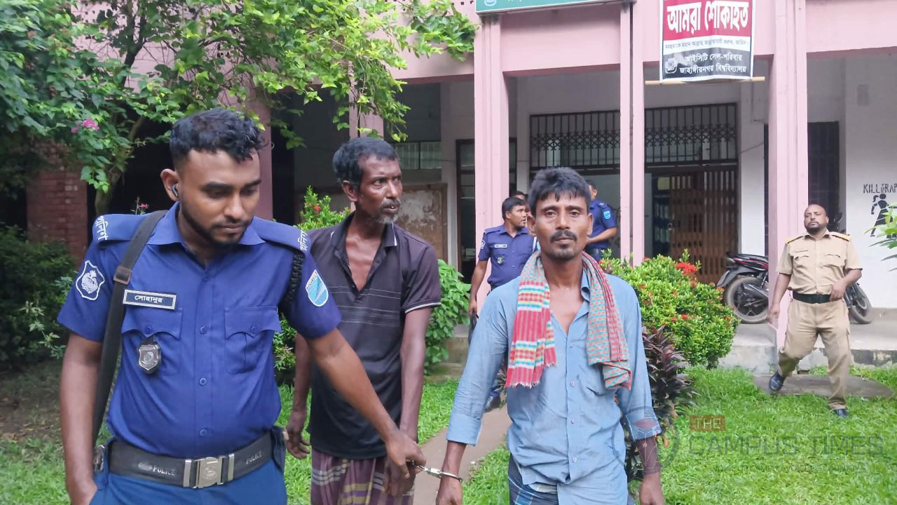 জাবিতে গাঁজা সেবনরত অবস্থায় দুই রিক্সা চালক আটক