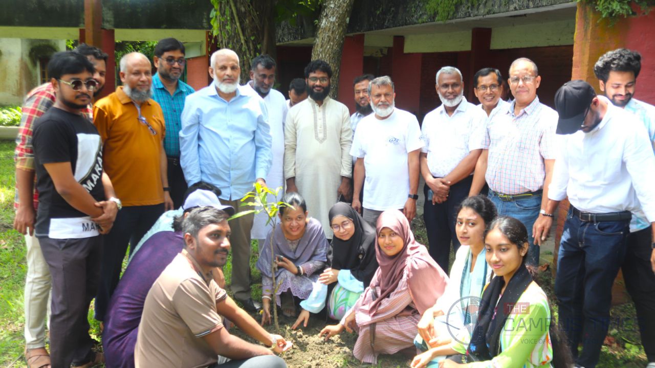 বাকৃবি ক্যাম্পাসে অর্ধশতাধিক ফলজ ও শোভাবর্ধক গাছ রোপণ