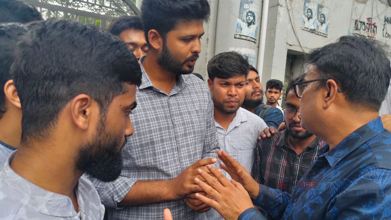 বাসের রুট পরিবর্তনের জেরে ইবির প্রধান ফটকে তালা, আশ্বাসের পর প্রত্যাহার 